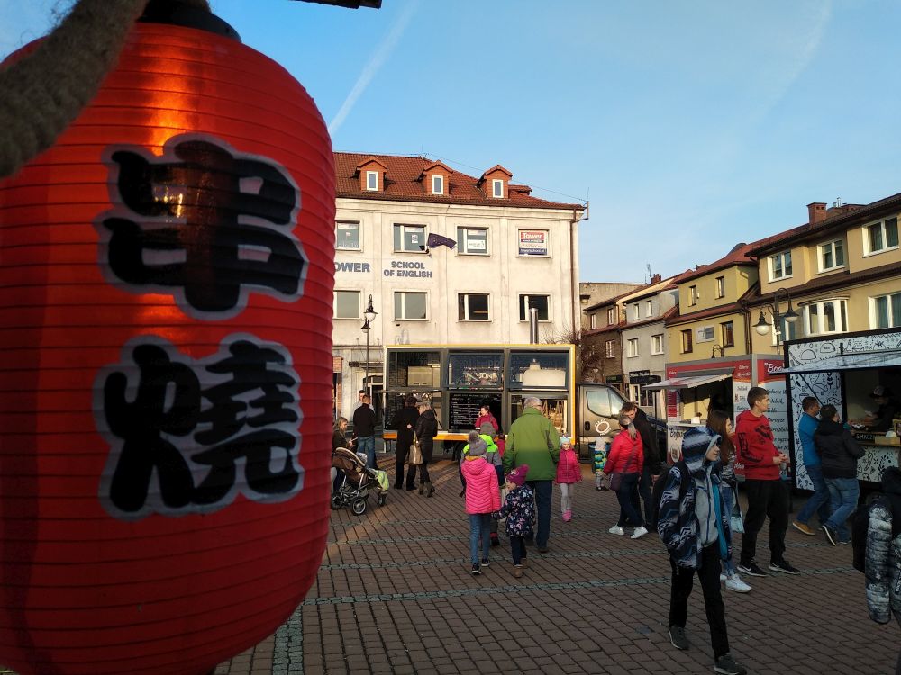 Żarciowozy i piękna pogoda – tłumy na żorskim rynku