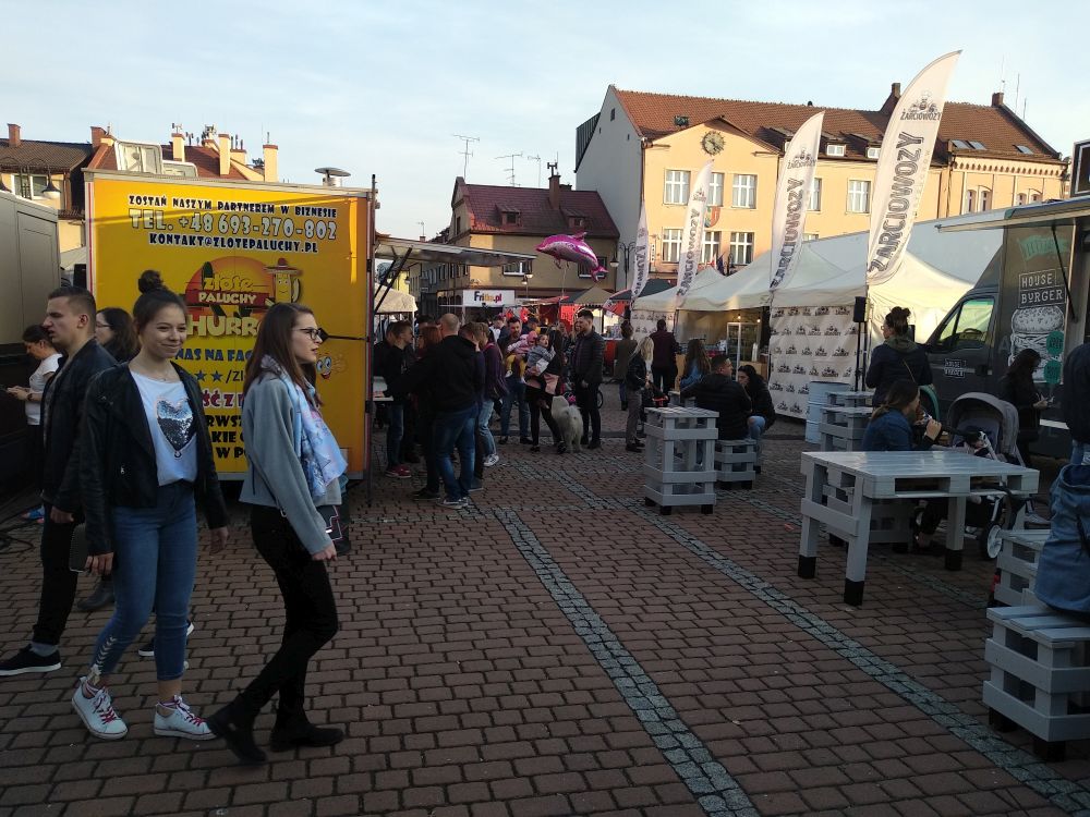 Żarciowozy i piękna pogoda – tłumy na żorskim rynku