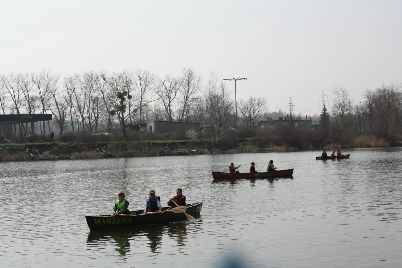 Rudzianie sprzątali staw Kokotek na kajakach