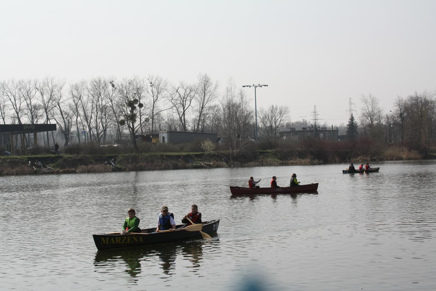 Rudzianie sprzątali staw Kokotek na kajakach