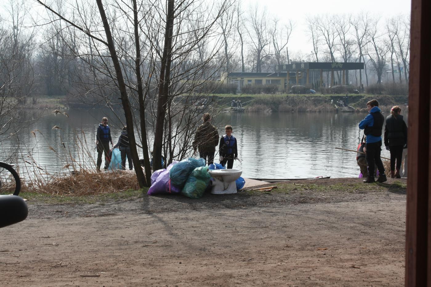 Rudzianie sprzątali staw Kokotek na kajakach