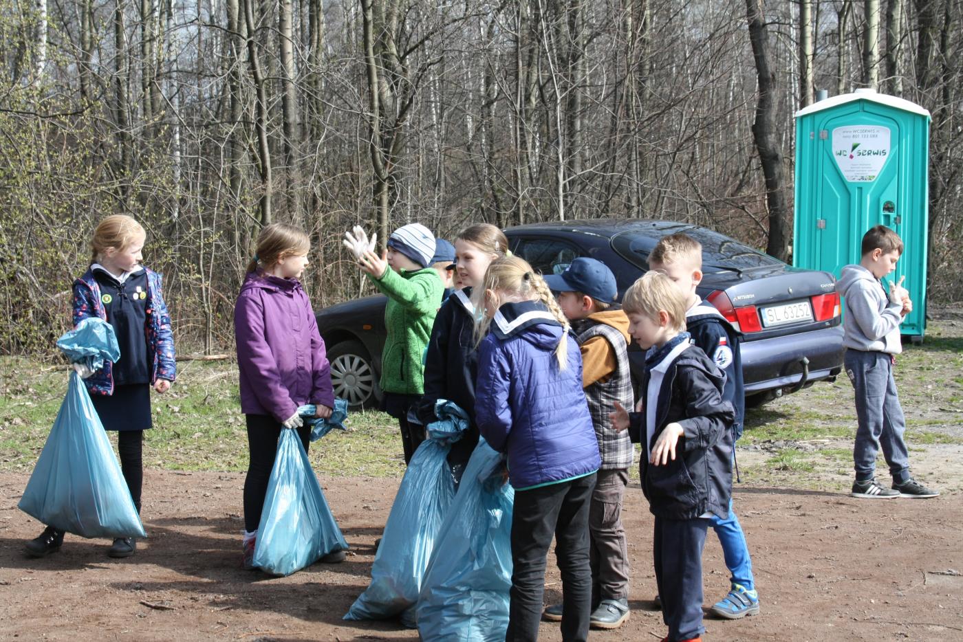 Rudzianie sprzątali staw Kokotek na kajakach