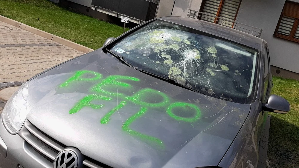 Samochód wandala przebijającego opony został zdemolowany – to zemsta sąsiadów?