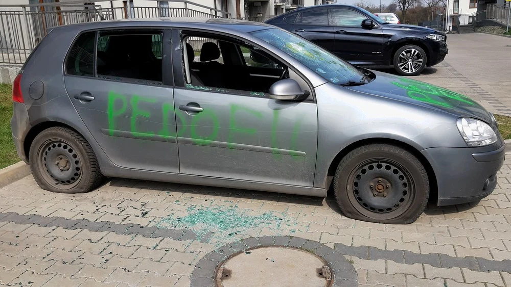 Samochód wandala przebijającego opony został zdemolowany – to zemsta sąsiadów?