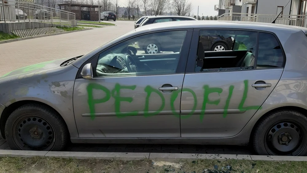 Samochód wandala przebijającego opony został zdemolowany – to zemsta sąsiadów?