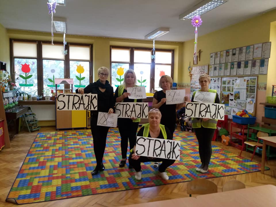 Strajk pracowników oświaty: Nauczyciele ubrani na czarno