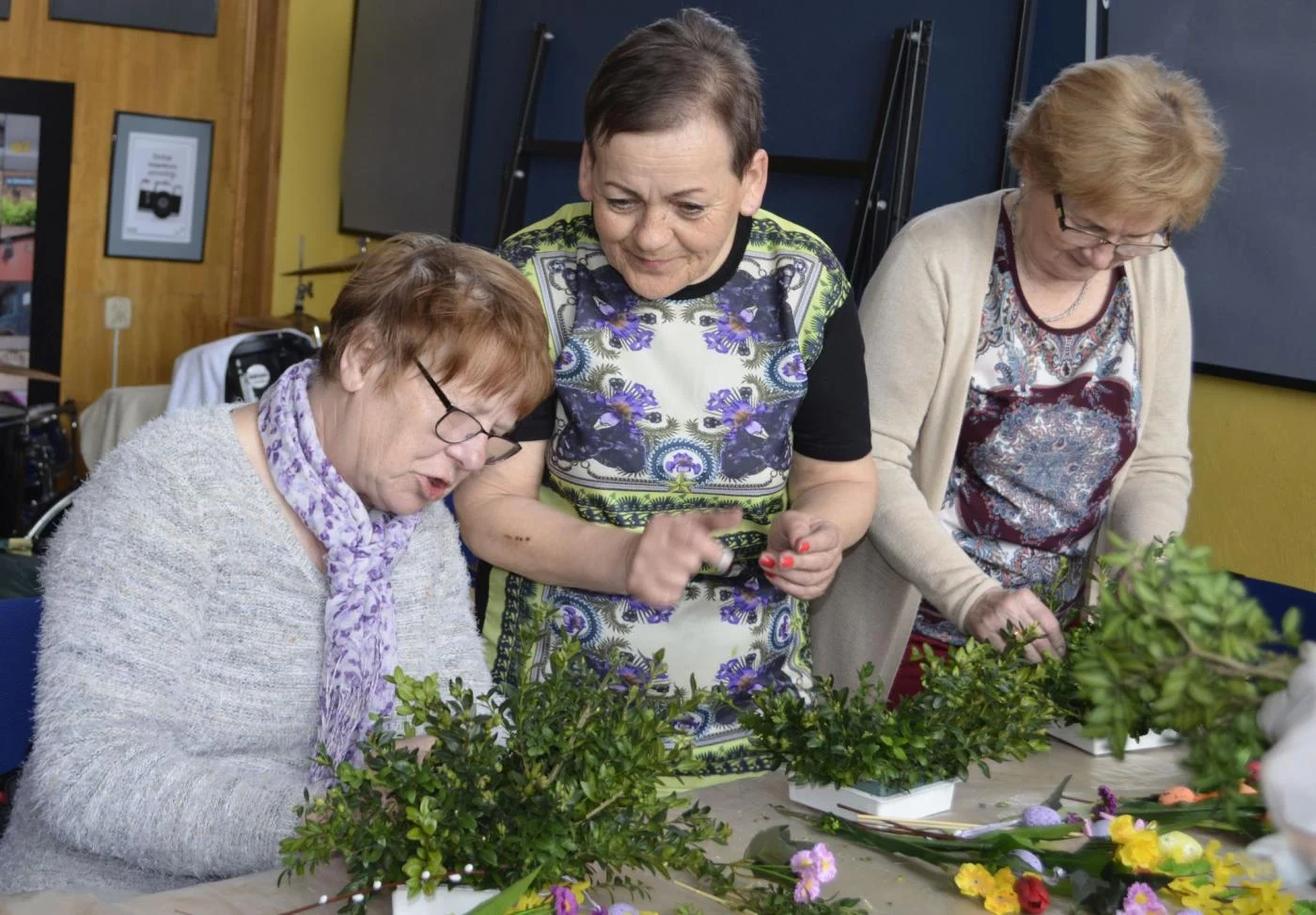 Seniorzy z KAS wzięli udział w warsztatach florystycznych