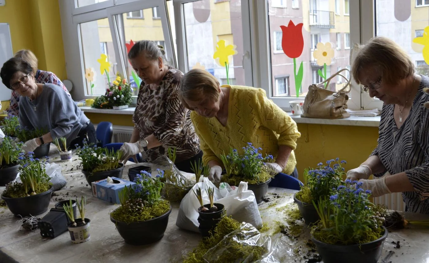 Seniorzy z KAS wzięli udział w warsztatach florystycznych