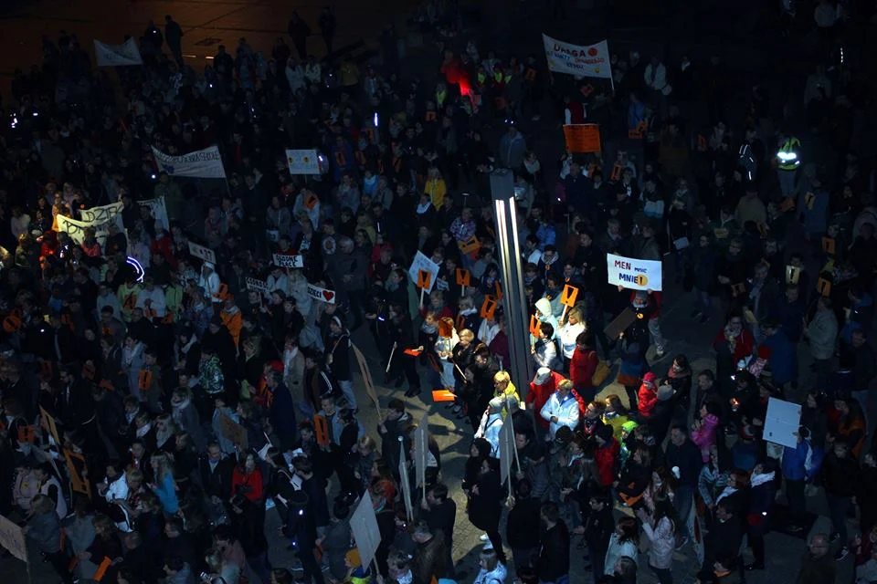 "Łańcuch Światła" w Rudzie Śląskiej - na rynku odbył się wiec poparcia dla nauczycieli