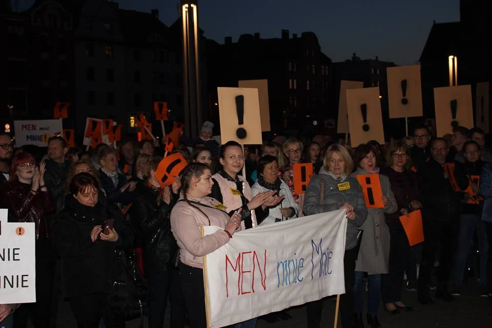 "Łańcuch Światła" w Rudzie Śląskiej - na rynku odbył się wiec poparcia dla nauczycieli