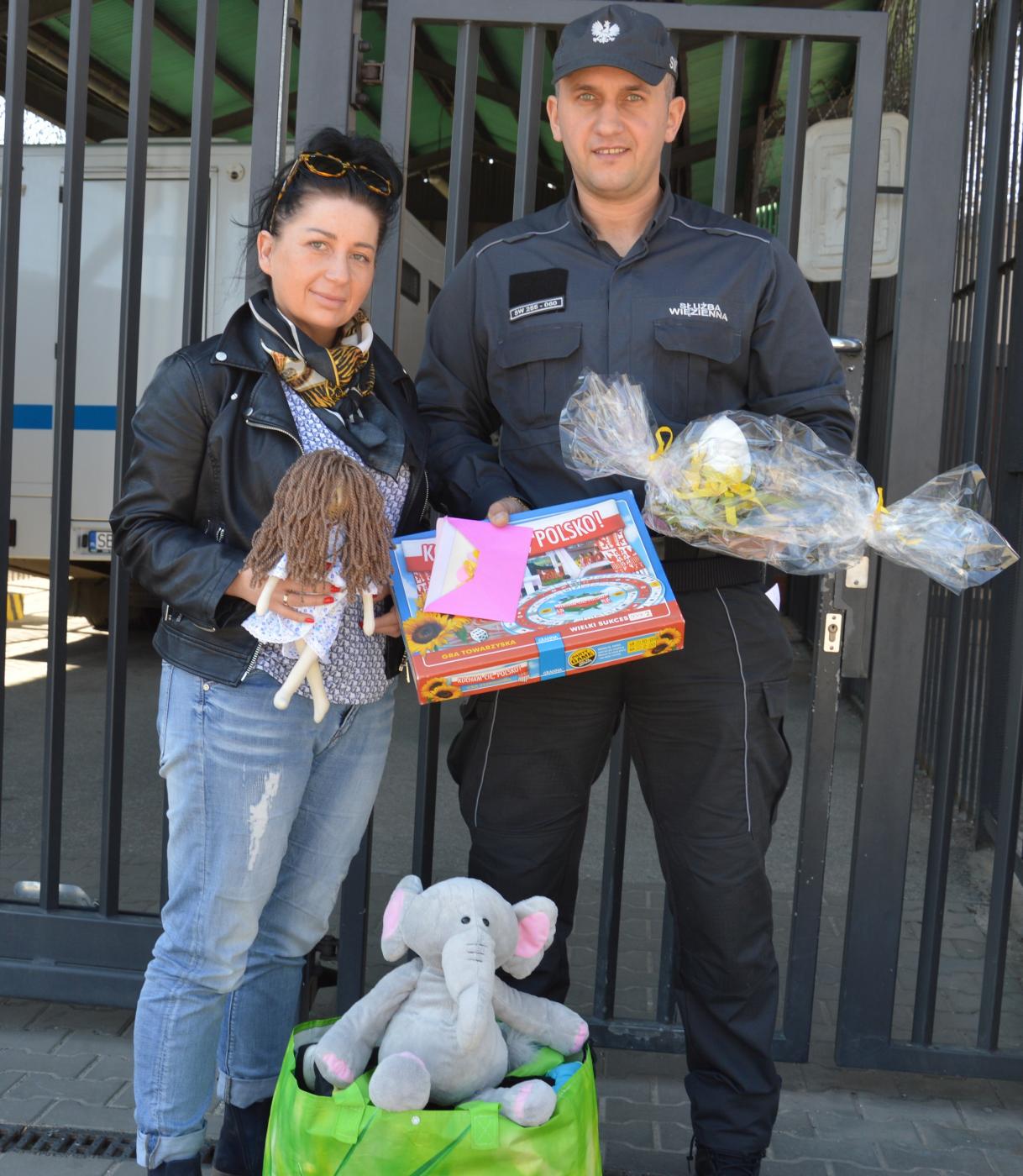 Funkcjonariusze z Zakładu Karnego w Zabrzu przygotowali paczki dla rudzkich dzieci