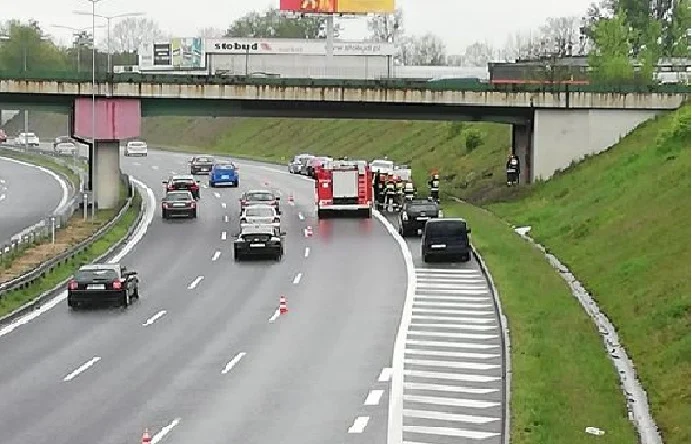 Nieostrożność, szybka jazda i deszcz - kolizje na "zakręcie mistrzów"