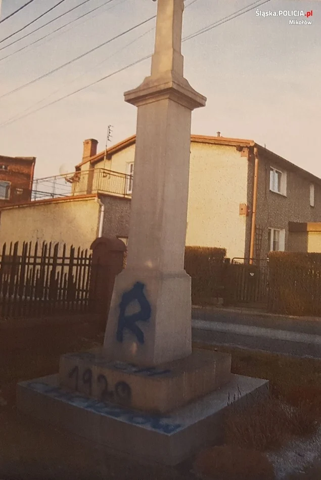 Graficiarze zniszczyli krzyż kamienny