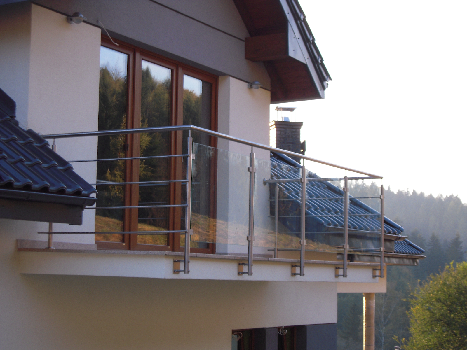 Balkon ze szklaną balustradą jako eleganckie rozwiązanie architektoniczne