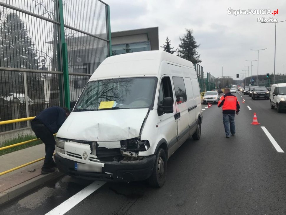 Wypadek na DK -81 w Mikołowie. Pomocy poszkodowanym udzielił policjant po służbie