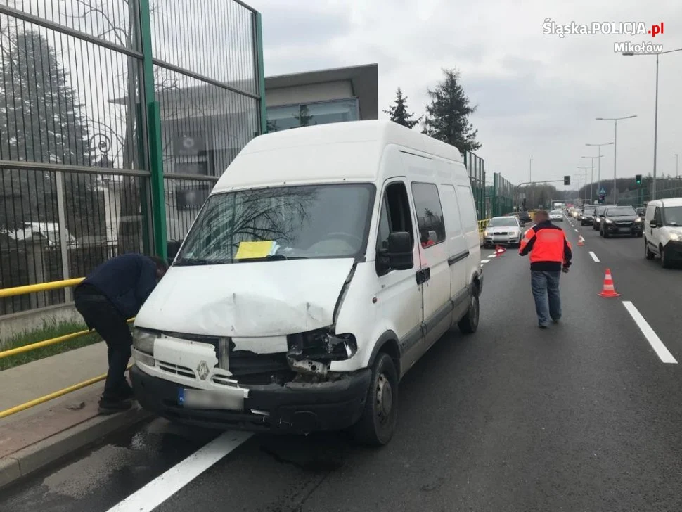 Wypadek na DK -81 w Mikołowie. Pomocy poszkodowanym udzielił policjant po służbie