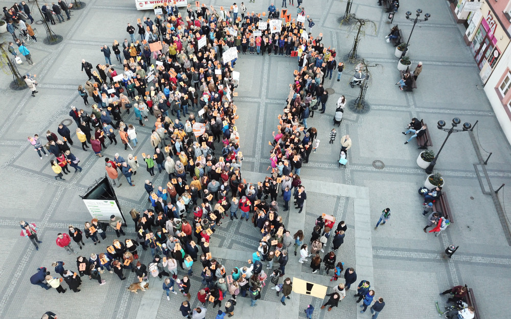 Mikołów: tłumy na rynku podczas Protestu z Wykrzyknikiem [ZDJĘCIA]