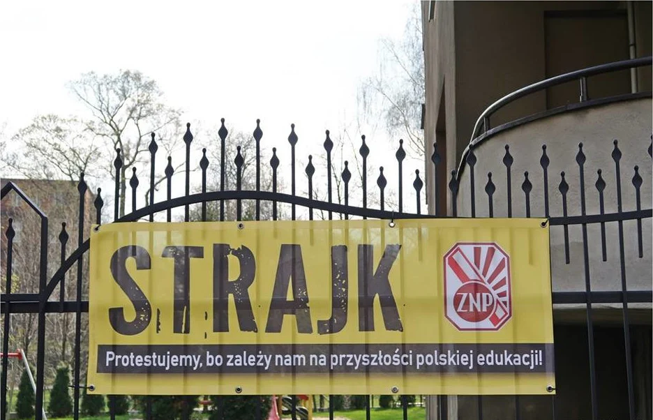 Mikołów: Trwa strajk nauczycieli. Czy pedagodzy otrzymają pensje za okres protestu?