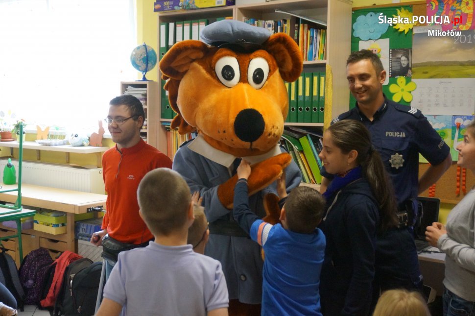 Mikołowski mundurowy wraz z Sznupkiem odwiedził niepełnosprawne dzieci