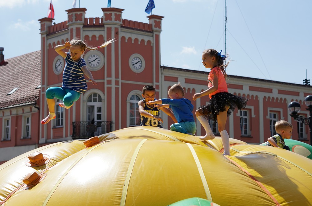 Mikołów: Tłumy dzieci na rynku. Za nami impreza Zapal się na niebiesko dla autyzmu [FOTO]