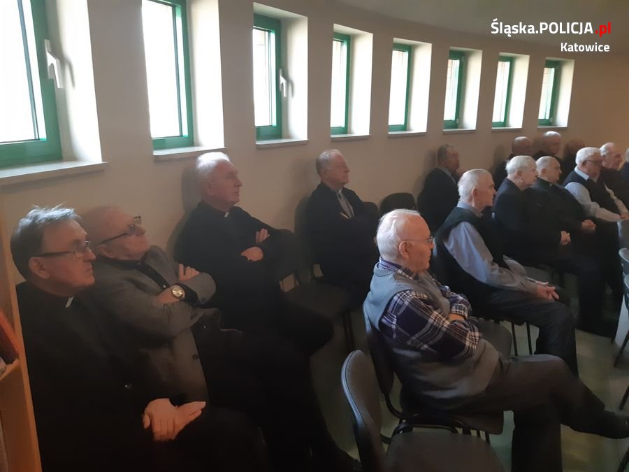 Katowiccy policjanci spotkali się z emerytowanymi księżmi w Domu św. Józefa