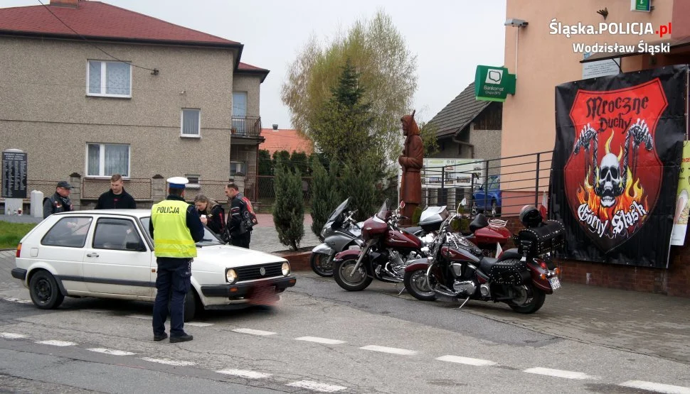 Motocykl to nie samochód - rzadko wybacza błędy. Uważajmy i patrzmy w lusterka