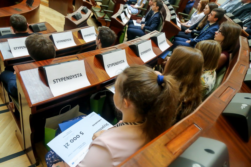 Śląskie. Inwestujemy w talenty. Najlepsi uczniowie z regionu otrzymali stypendia