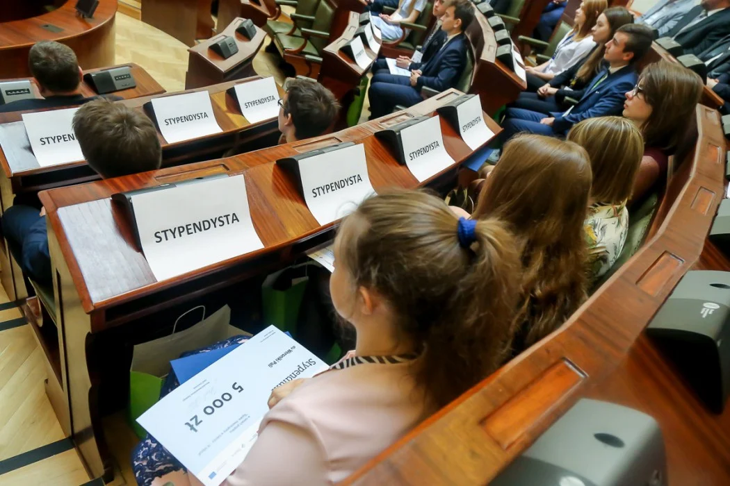 Śląskie. Inwestujemy w talenty. Najlepsi uczniowie z regionu otrzymali stypendia