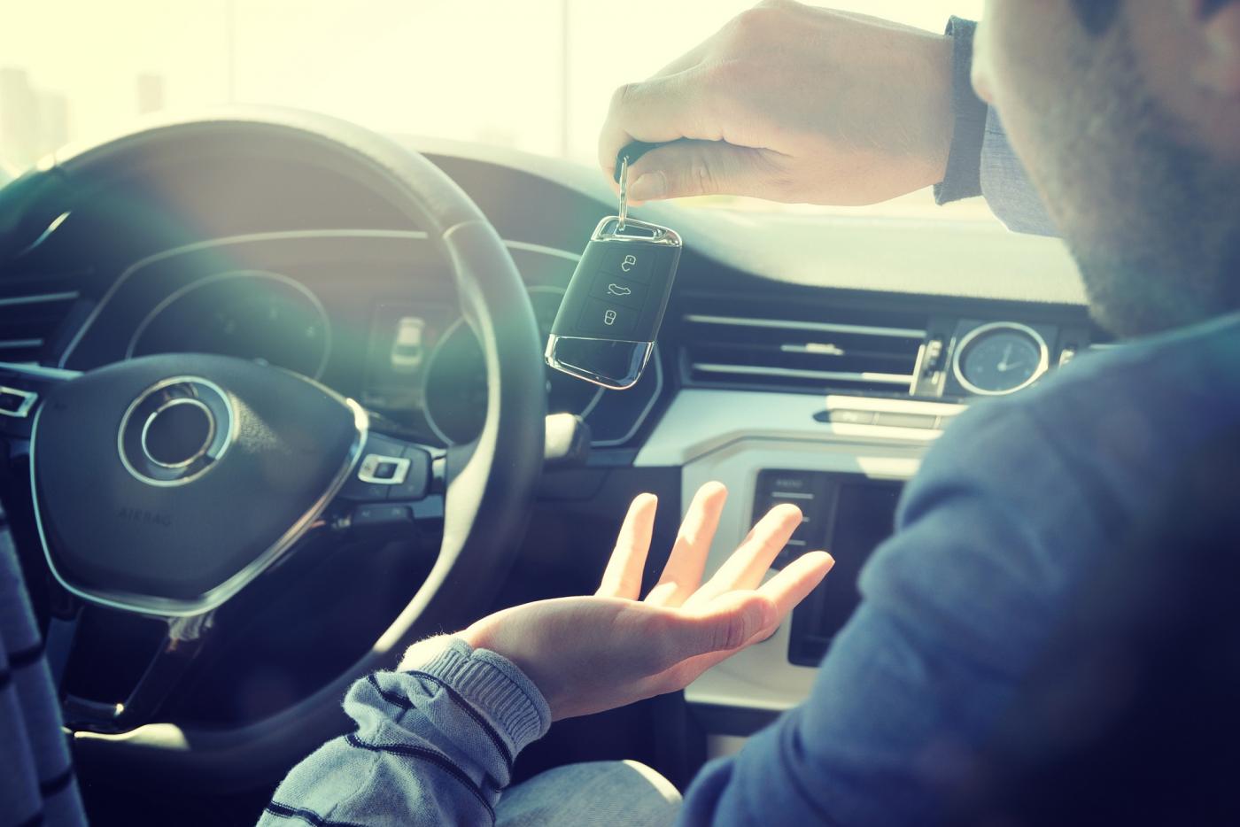 Sprzedaż i kupno auta a OC - scenariusze krok po kroku