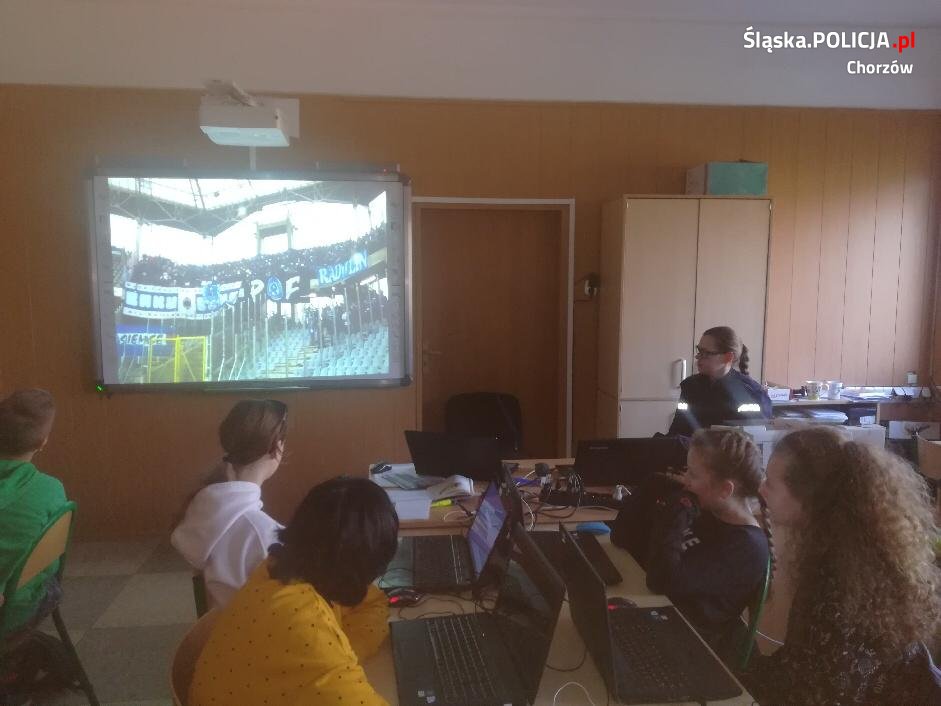 Policjanci z młodzieżą o bezpiecznym kibicowaniu