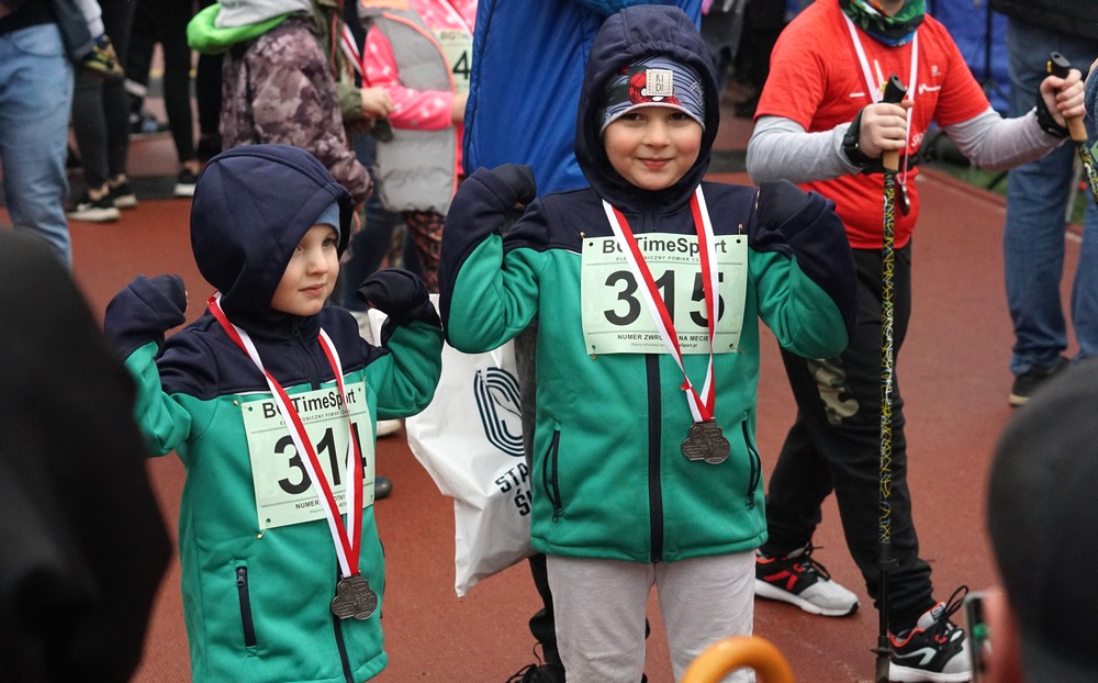 chorzow_marsz nordic walking_dzieci_medal