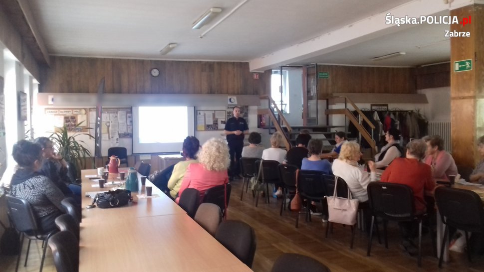 Zabrzańscy policjanci rozmawiali z seniorami o oszustwach