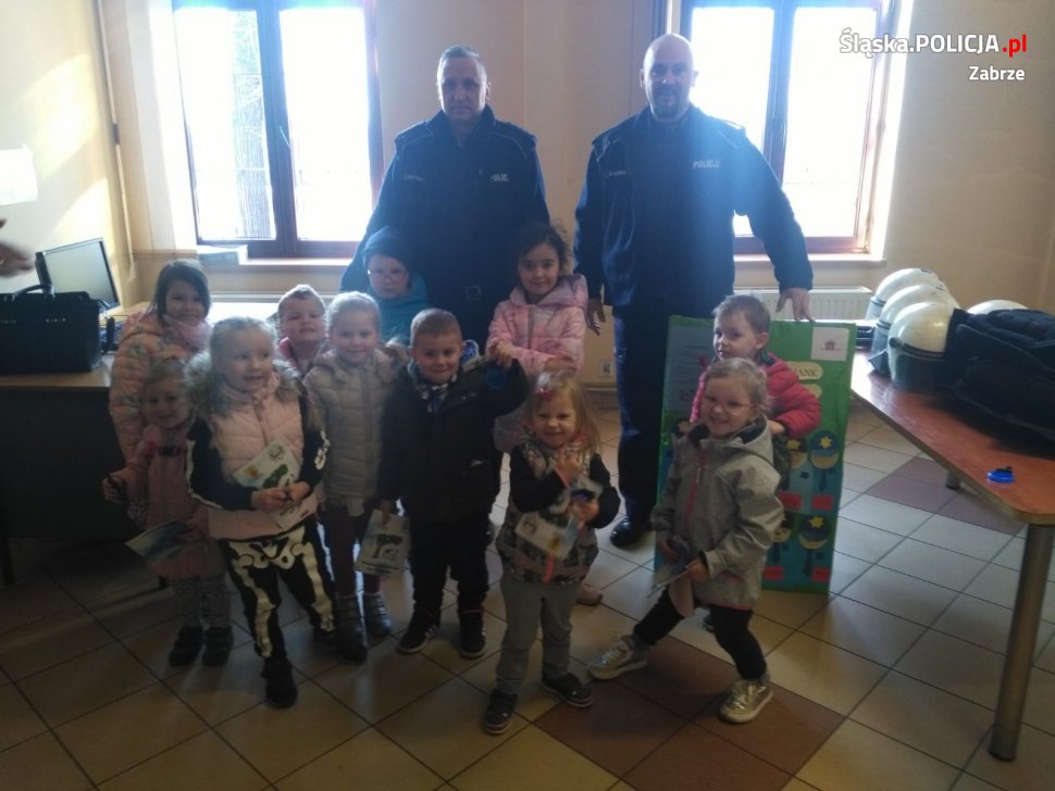 Dzieci z niepublicznego przedszkola w Zabrzu odwiedziły policjantów w komisariacie III