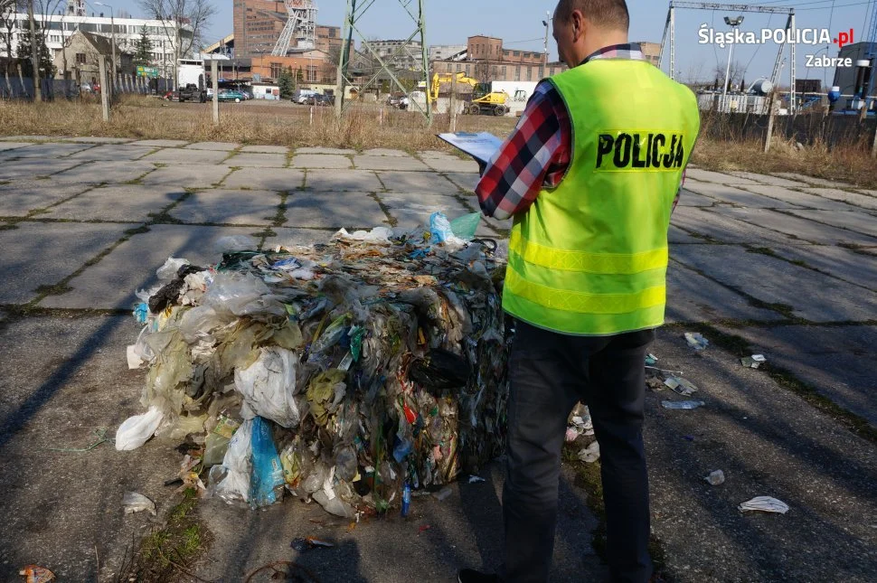 Zabrze: Zatrzymani za przewóz nielegalnych odpadów i ich porzucenie