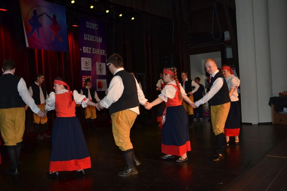 vii-ogolnopolski-festiwal-tanca-dzieci-dzieciom-bez-barier 12