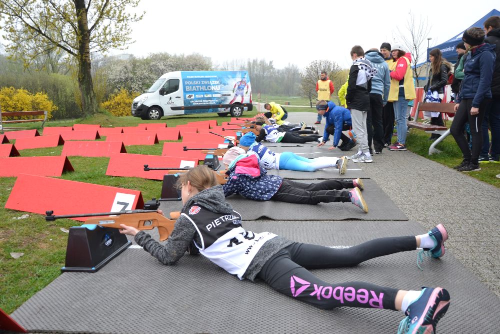 Biathloniści biegali i strzelali pomimo zimna i deszczu