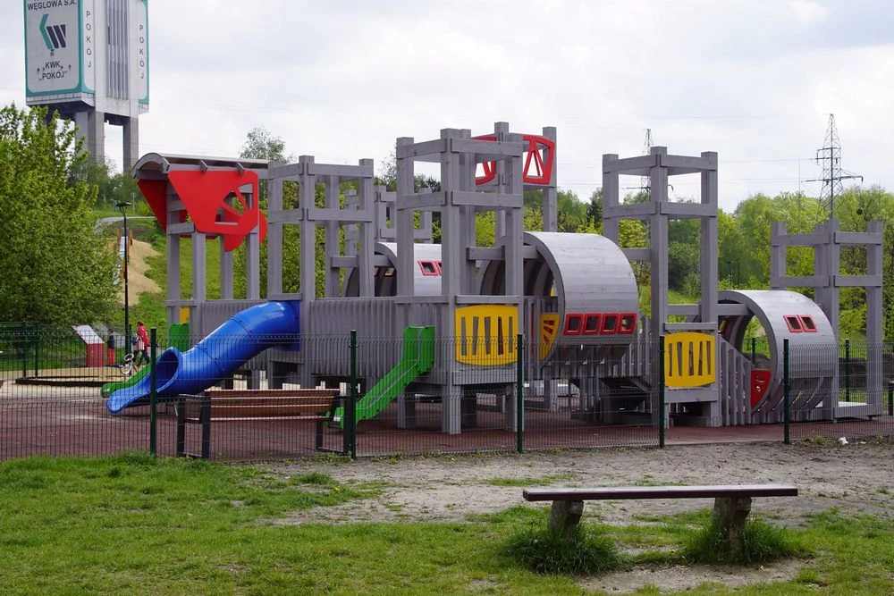 Zniszczony plac zabaw przy hołdzie już wyremontowany - niebawem ponowne otwarcie