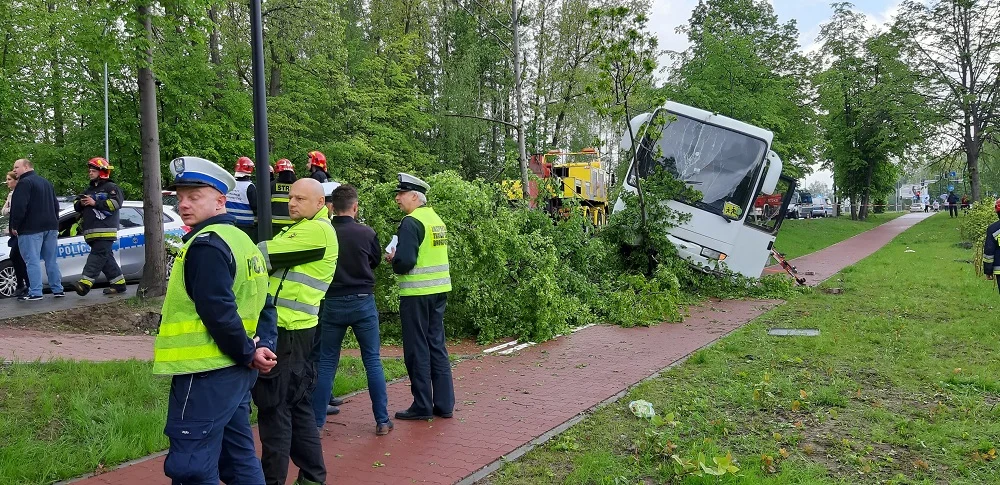 Ruda Śląska: autokar przewożący dzieci wypadł z jezdni - kierowca reanimowany