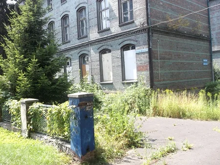 13 - latek utknął w budynku byłego szpitala. Pomogli mu strażnicy i strażacy