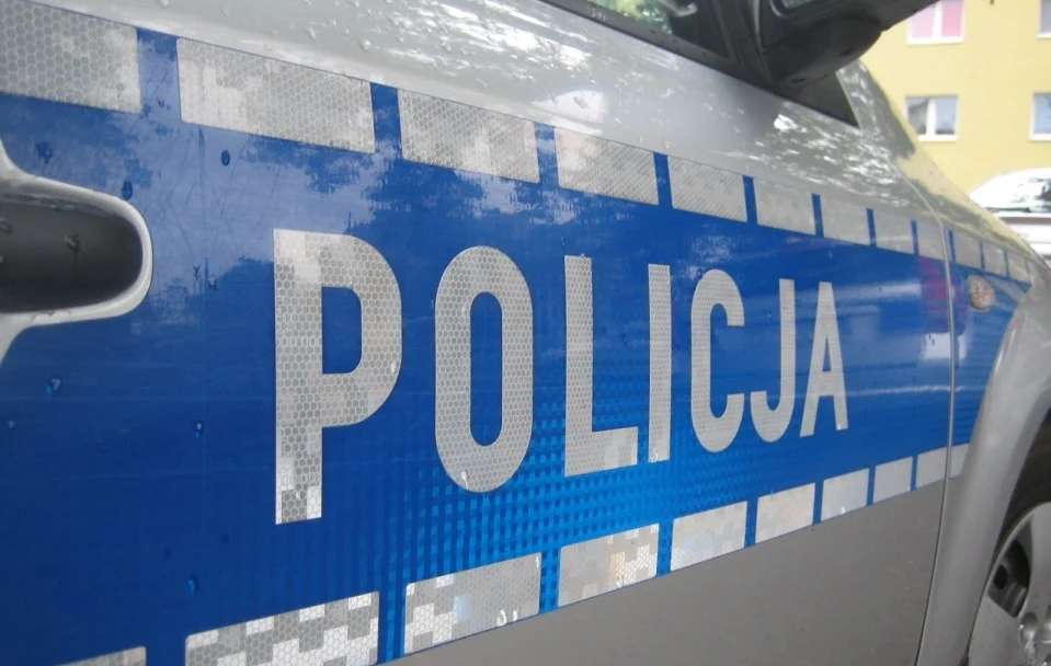 Agresywny mężczyzna zaatakował nożem funkcjonariuszy. Policjantka użyła broni