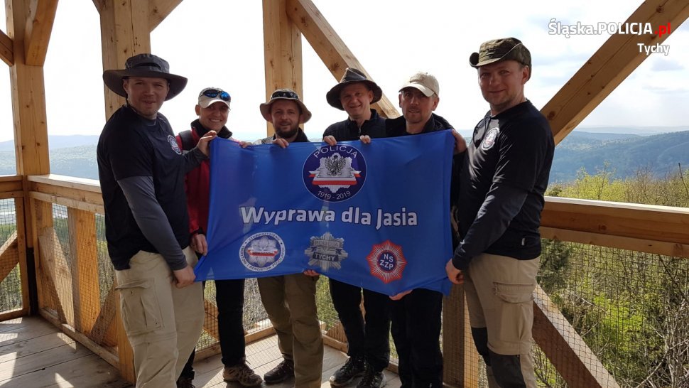 Tyscy policjanci przeszli dla Jasia już ponad połowę trasy