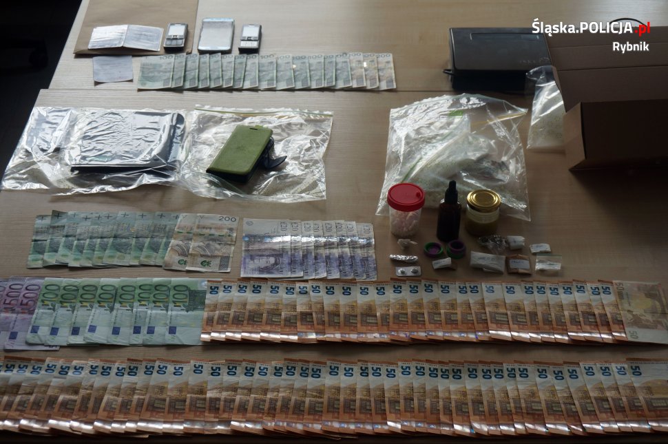 Areszt za posiadanie i udział w obrocie znacznymi ilościami amfetaminy