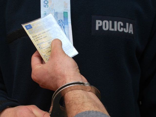 41-latek próbował przekupić policjantów. Co mu grozi?
