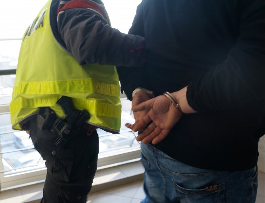 Bytom: pijany 32-latek chciał spalić sklep