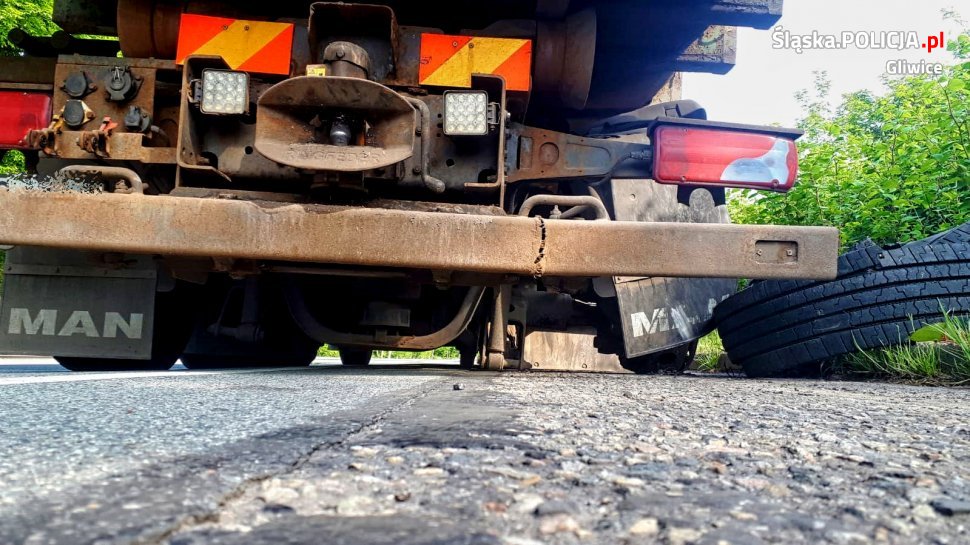 Ciężarówką, bez opony, jechał i niszczył jezdnię