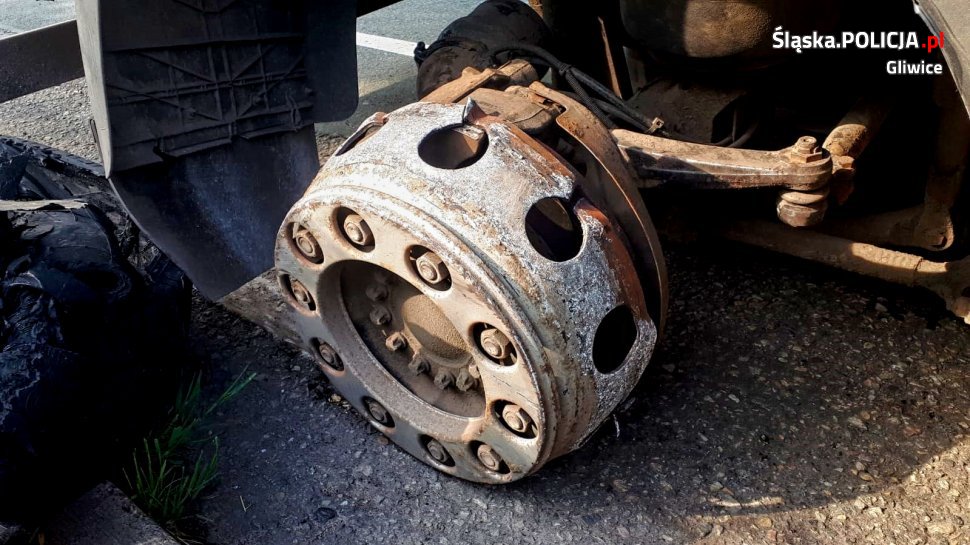 Ciężarówką, bez opony, jechał i niszczył jezdnię
