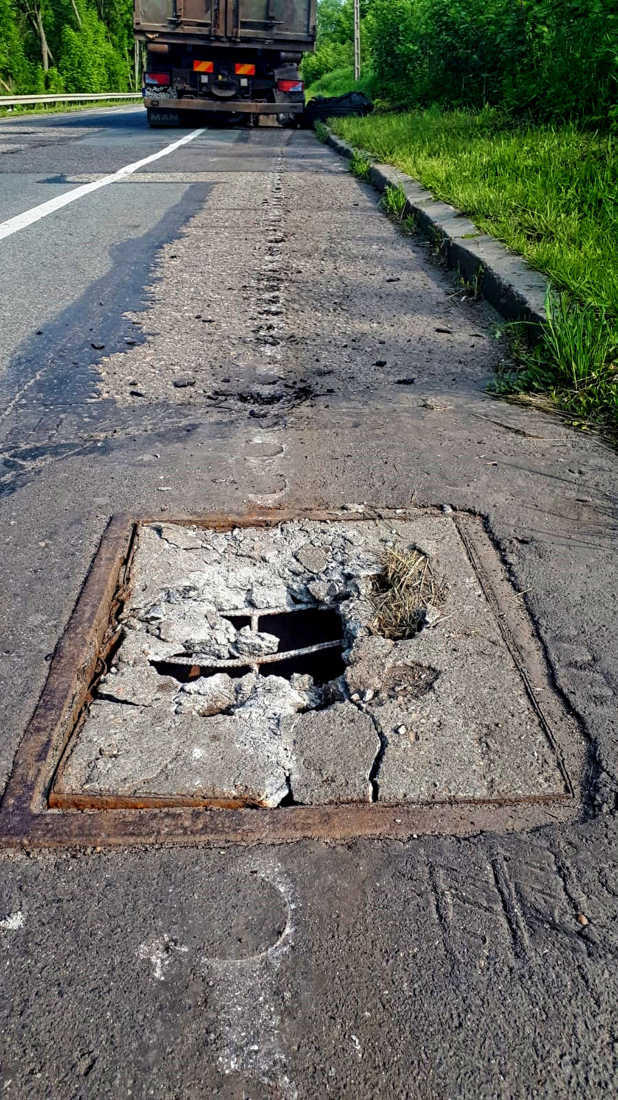 Ciężarówką, bez opony, jechał i niszczył jezdnię