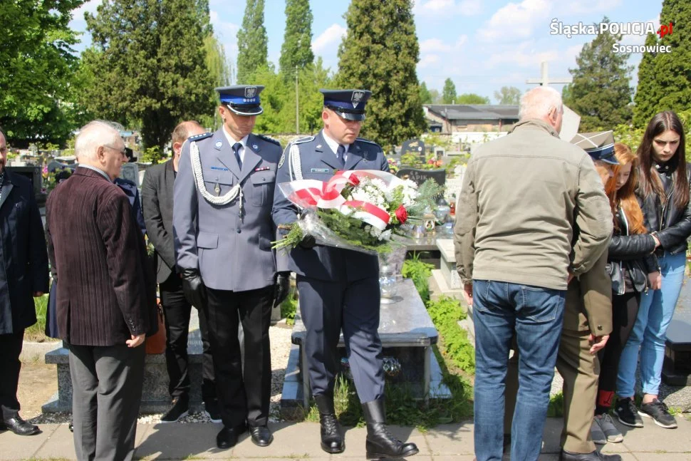 Policjanci złożyli kwiaty na sosnowieckim cmentarzu z okazji obchodów Dnia Zwycięstwa