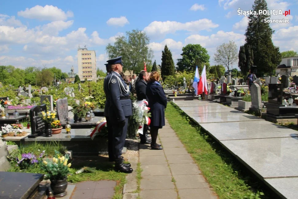 Policjanci złożyli kwiaty na sosnowieckim cmentarzu z okazji obchodów Dnia Zwycięstwa