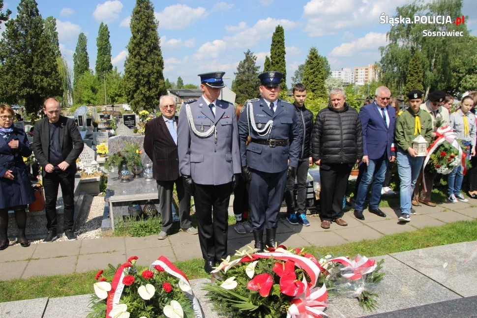Policjanci złożyli kwiaty na sosnowieckim cmentarzu z okazji obchodów Dnia Zwycięstwa